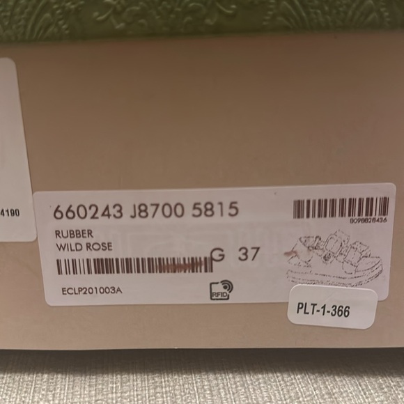 GUCCI GG Isla Logo Embossed Rubber Sandals - Picture 7 of 10